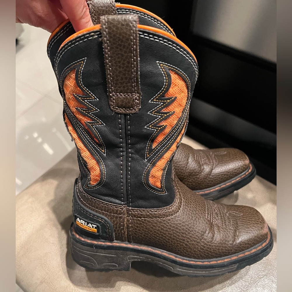 Boys Arita boots size 10